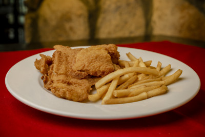 Pechuga Empanizada con Papas Fritas