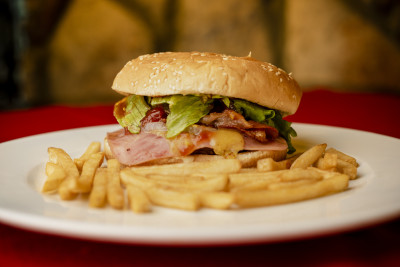 Hamburguesa con Papas Fritas