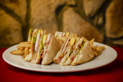 Club Sandwich con Papas Fritas