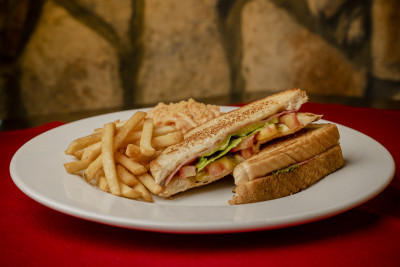 Sandwich de Jamón y Queso con Papas Fritas y Espaguetti